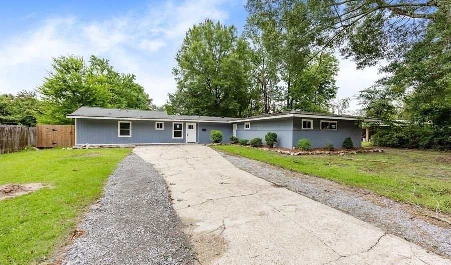 555 Lonita St, Baton Rouge, LA 70815 - 4 Beds, 3 Bath