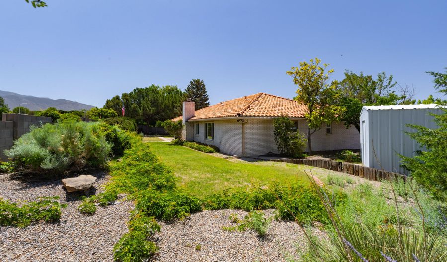 5900 LOS HERMANOS Ct NE, Albuquerque, NM 87111 - 3 Beds, 3 Bath