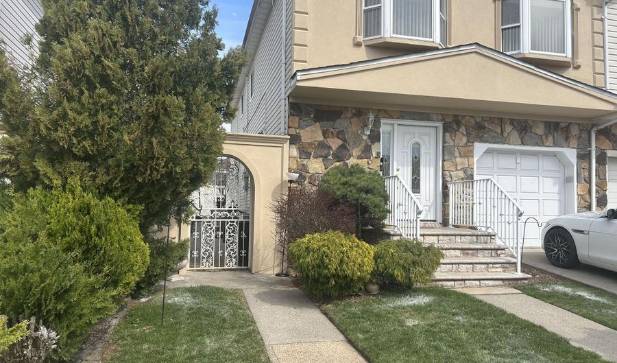 385 Brookfield Ave, Staten Island, NY 10308 - 5 Beds, 2 Bath