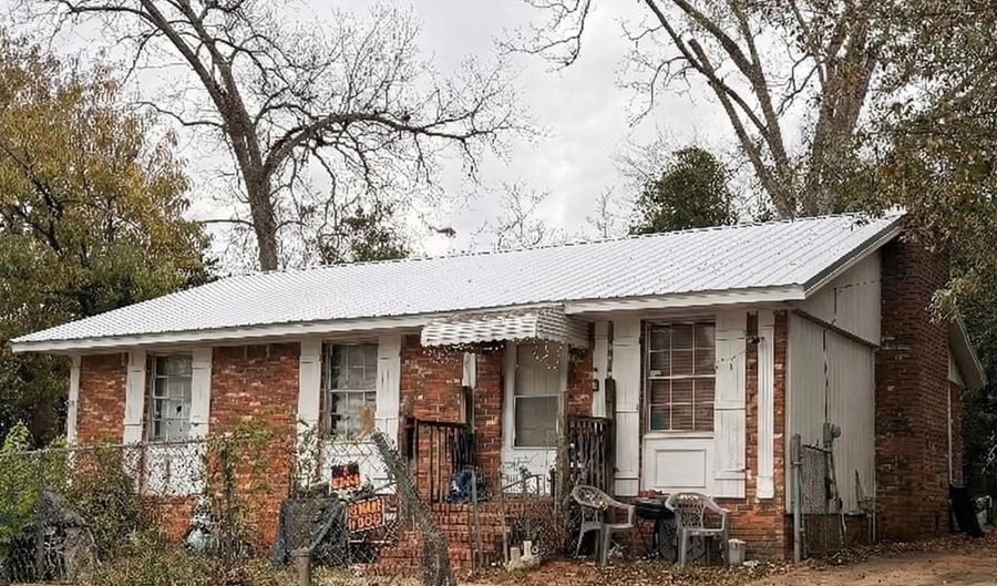 122 Academy St, Americus, GA 31709 - 2 Beds, 1 Bath