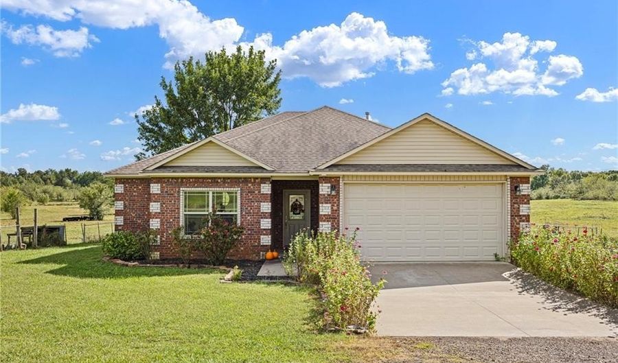 1015 E Church St, Altus, AR 72821 - 3 Beds, 2 Bath