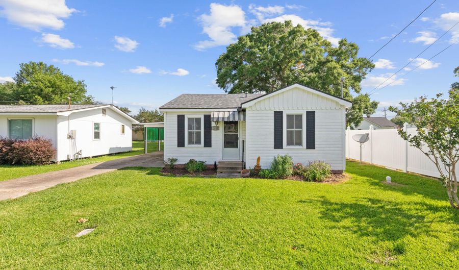 1617 Oscar St, Abbeville, LA 70510 - 2 Beds, 1 Bath