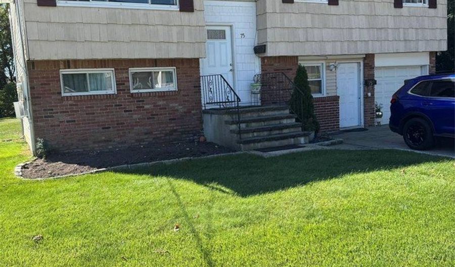 75 Oak St, Amityville, NY 11701 - 5 Beds, 2 Bath