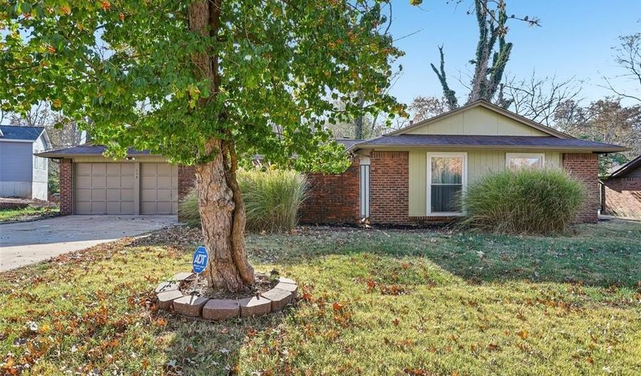 117 Old Oaks Dr, Ballwin, MO 63011 - 3 Beds, 2 Bath