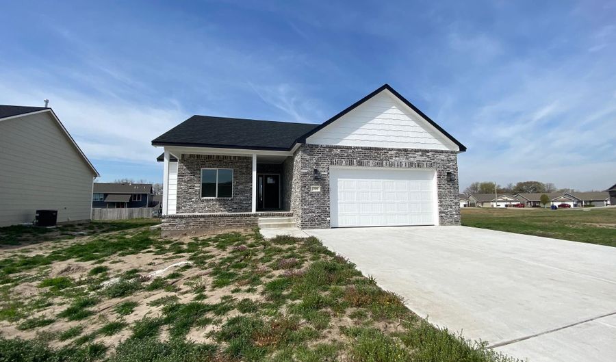 725 N Wakefield Ave, Valley Center, KS 67147 - 4 Beds, 3 Bath