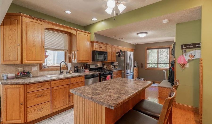 136 1st Ave, Alden, MN 56009 - 3 Beds, 3 Bath