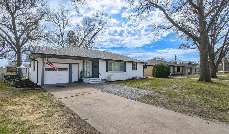 1316 N 13th St, Beatrice, NE 68310 - 3 Beds, 2 Bath
