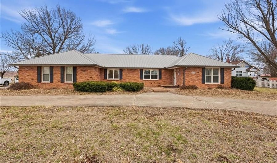 1005 N Old Highway 71, Adrian, MO 64720 - 4 Beds, 3 Bath