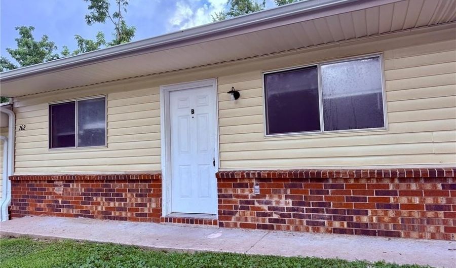 202 NW J St B, Bentonville, AR 72712 - 2 Beds, 1 Bath