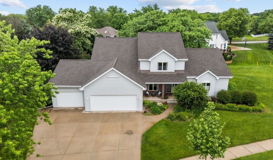 301 E WAYFARER Ln, Appleton, WI 54913 - 4 Beds, 4 Bath