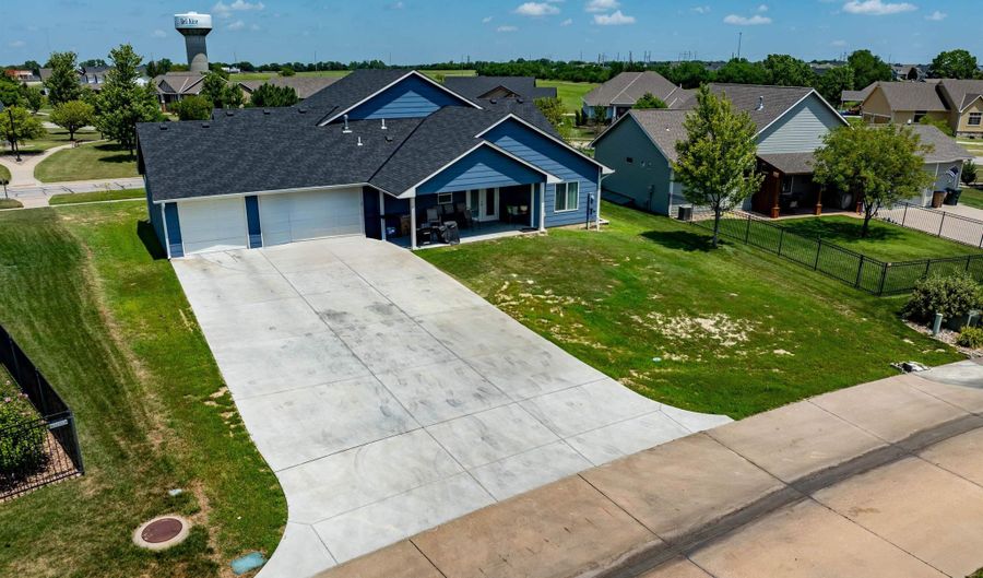 6733 E Central Park Ave, Bel Aire, KS 67226 - 5 Beds, 3 Bath