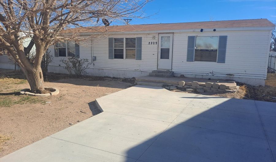2209 Sandyridge Dr, Carlsbad, NM 88220 - 3 Beds, 2 Bath