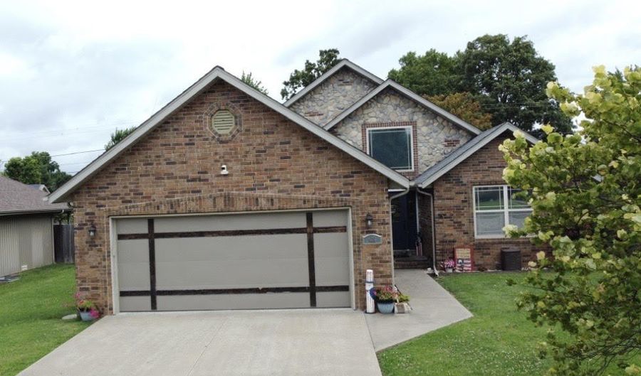 409 Brittany Ct, Aurora, MO 65605 - 3 Beds, 2 Bath