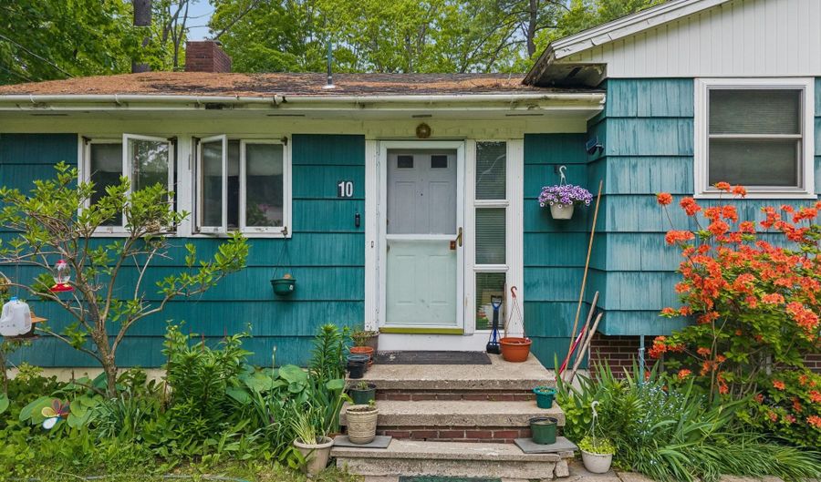 10 Ridgewood Dr, Augusta, ME 04330 - 3 Beds, 2 Bath