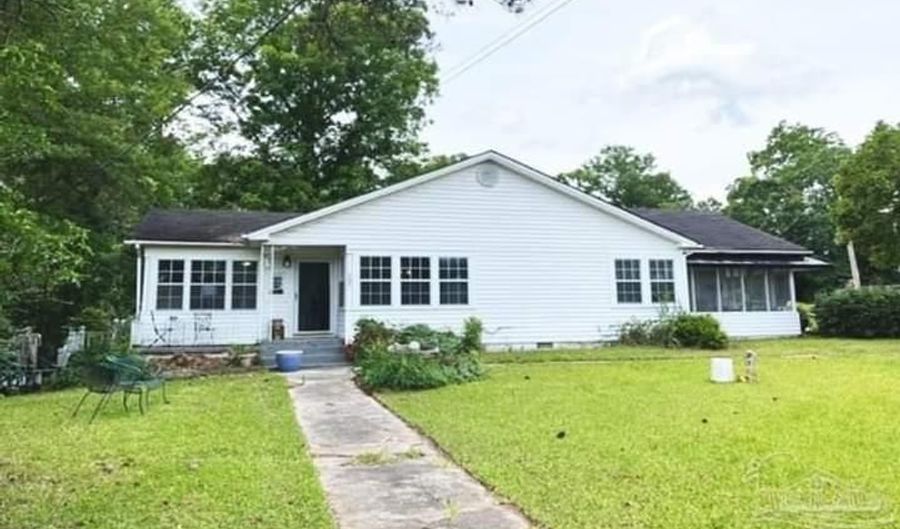 306 S MAIN St, Evergreen, AL 36401 - 4 Beds, 2 Bath