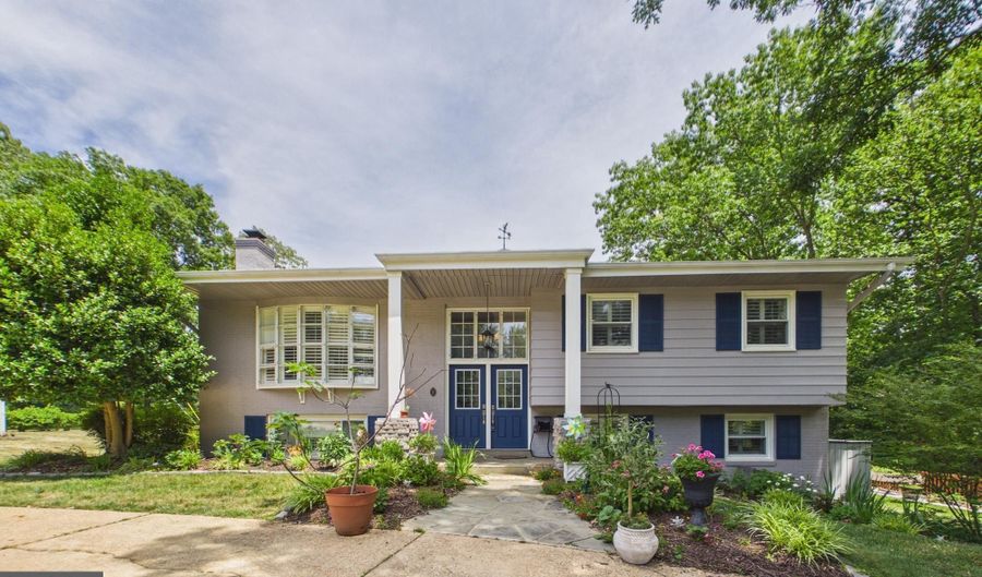 9201 CHERRYTREE Dr, Alexandria, VA 22309 - 5 Beds, 3 Bath