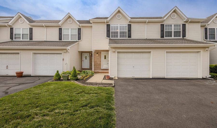 29 Lorenzo Ct, Aberdeen, NJ 07747 - 2 Beds, 3 Bath