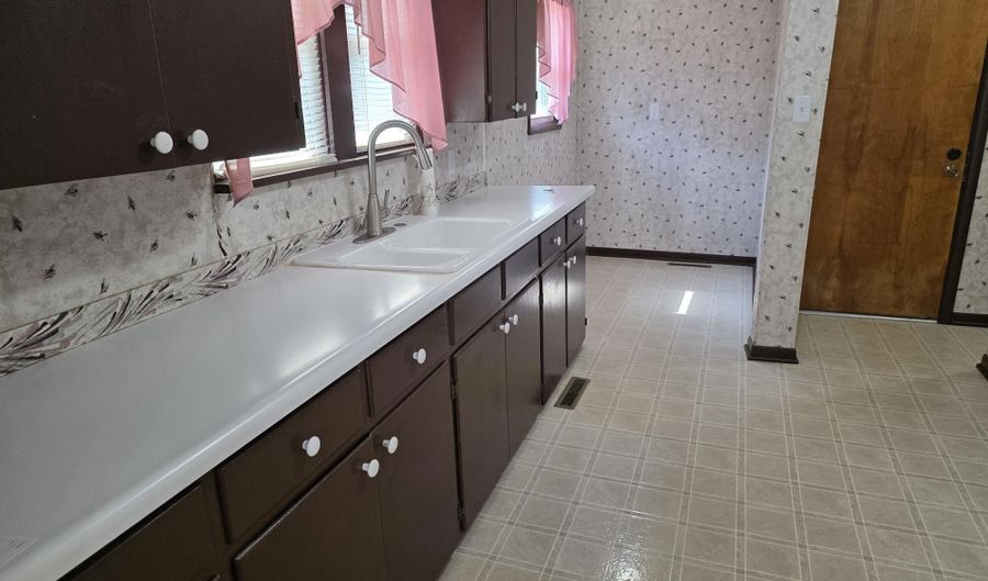 1021 N 3rd St, Arkansas City, KS 67005 - 2 Beds, 1 Bath