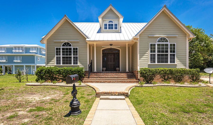 386 Meaut St, Biloxi, MS 39530 - 4 Beds, 3 Bath