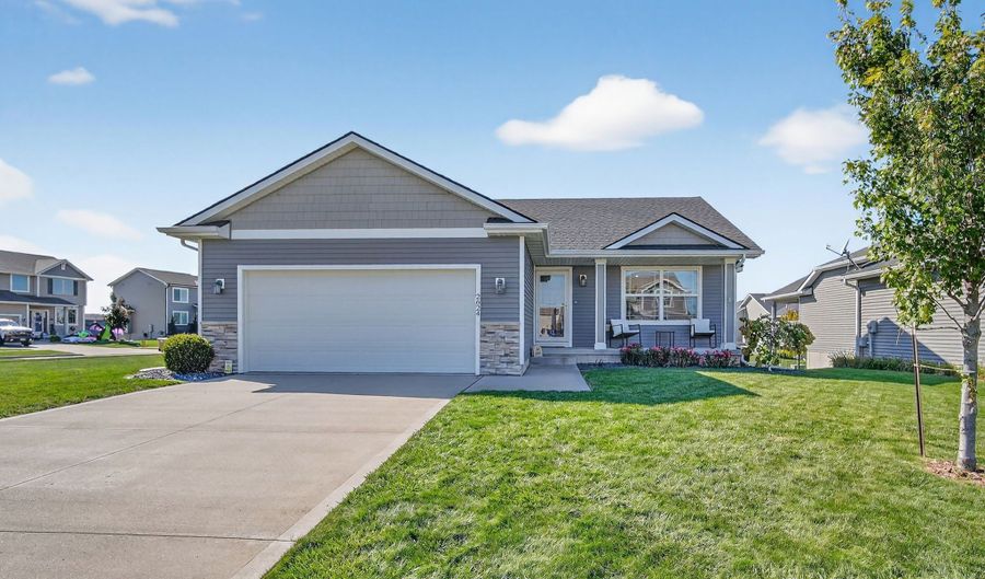 2624 4th Ave SW, Altoona, IA 50009 - 4 Beds, 3 Bath