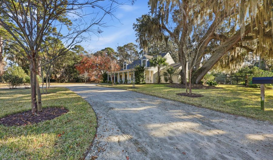 106 S Hermitage Rd, Beaufort, SC 29902 - 3 Beds, 2 Bath
