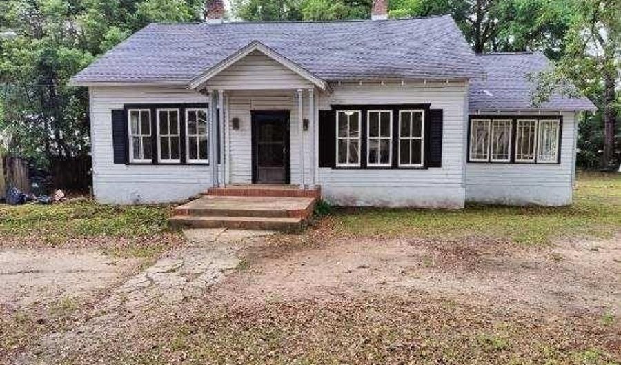 709 E COLLEGE St, Bainbridge, GA 39817 - 4 Beds, 3 Bath