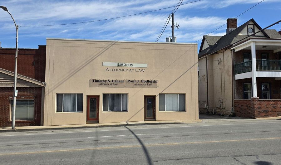 22 W 8th St, Anderson, IN 46016 - 6 Beds, 3 Bath