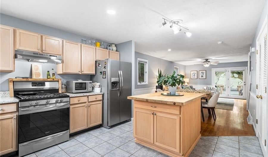 165 Holland St 18, Cranston, RI 02920 - 2 Beds, 2 Bath