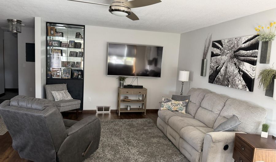 1009 Willow Dr, Aberdeen, SD 57401 - 4 Beds, 3 Bath