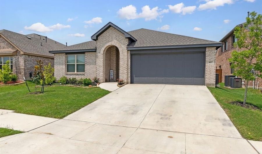 1097 Kingbird Ln, Alvarado, TX 76009 - 3 Beds, 2 Bath