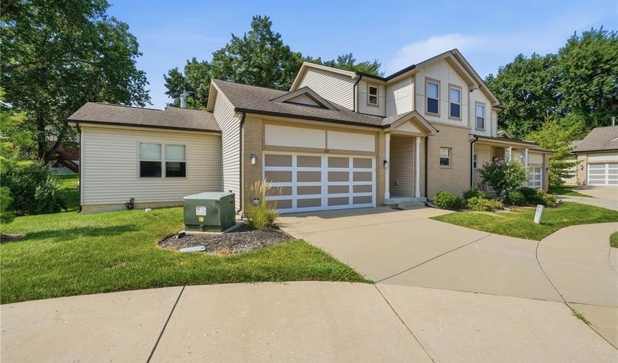 351 Champion Way Dr, Ballwin, MO 63011 - 3 Beds, 3 Bath
