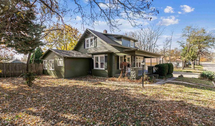 239 E Smt, Augusta, KS 67010 - 5 Beds, 3 Bath