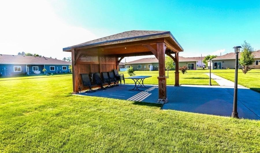 1917 S Lawson St, Aberdeen, SD 57401 - 2 Beds, 2 Bath