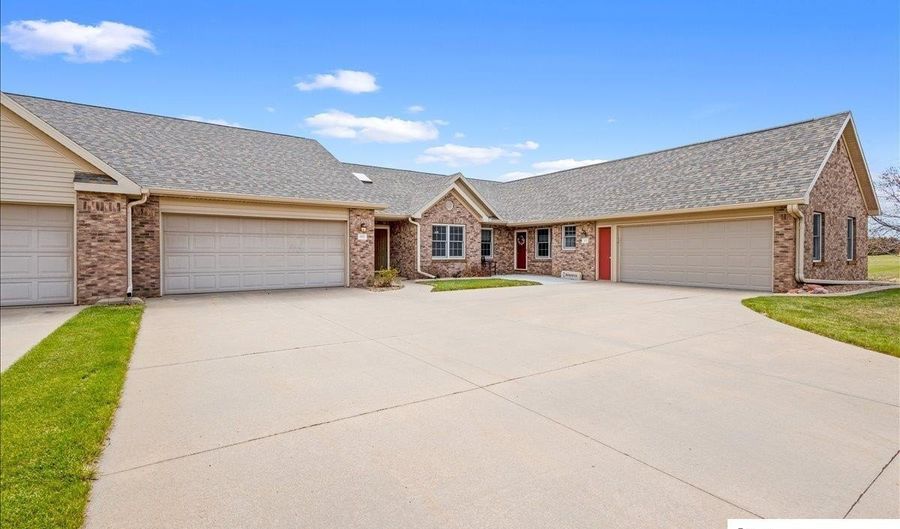 803 Clearwater Cir, Beatrice, NE 68310 - 3 Beds, 3 Bath