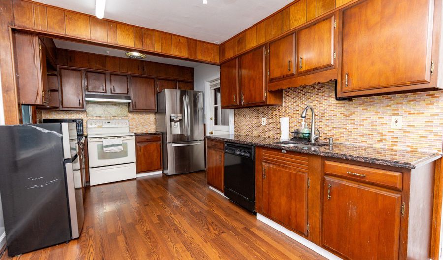 302 E Pasadena Pl, Bridgeport, CT 06610 - 3 Beds, 2 Bath