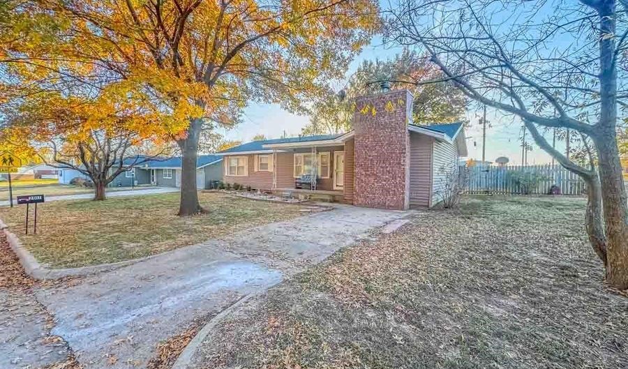 2017 N A St, Arkansas City, KS 67005 - 2 Beds, 1 Bath