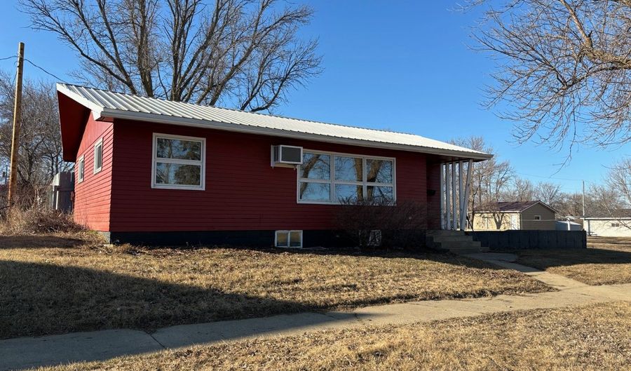 301 W 10th Ave, Webster, SD 57274 - 2 Beds, 1 Bath
