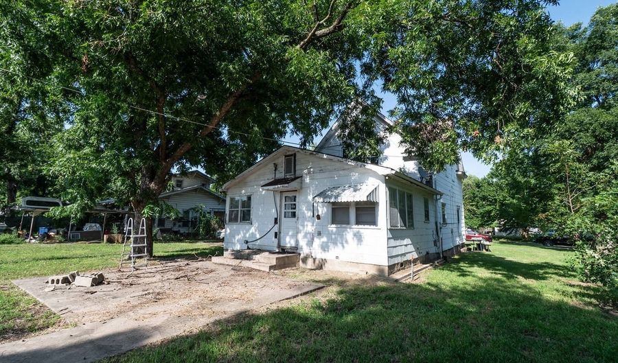 925 State St, Altoona, KS 66710 - 4 Beds, 2 Bath