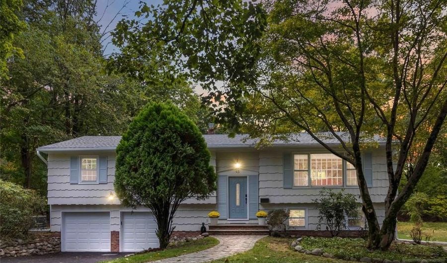 45 W Orchard St, Allendale, NJ 07401 - 3 Beds, 2 Bath
