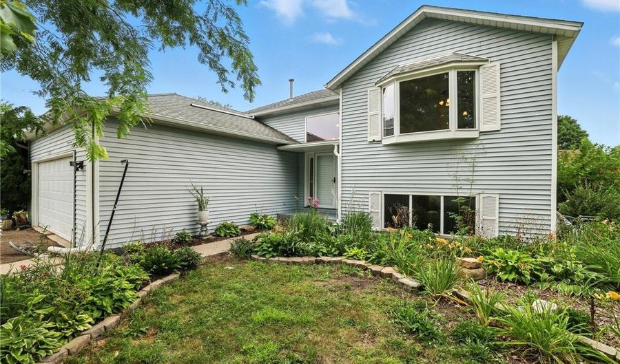 15913 Garrett Dr, Apple Valley, MN 55124 - 4 Beds, 2 Bath