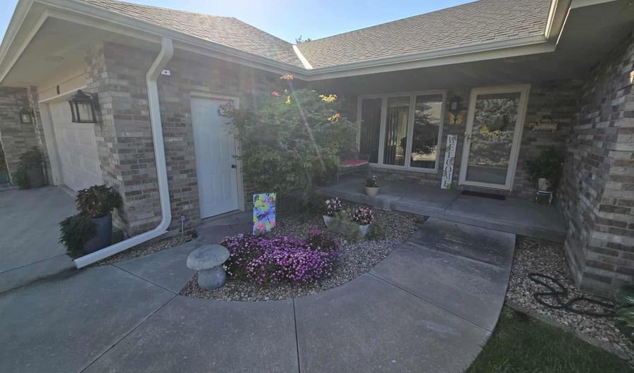 6 The Pnes, Beatrice, NE 68310 - 2 Beds, 3 Bath