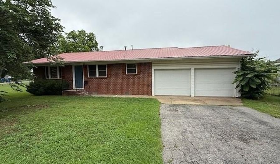 611 E Central Ave, Bentonville, AR 72712 - 2 Beds, 1 Bath