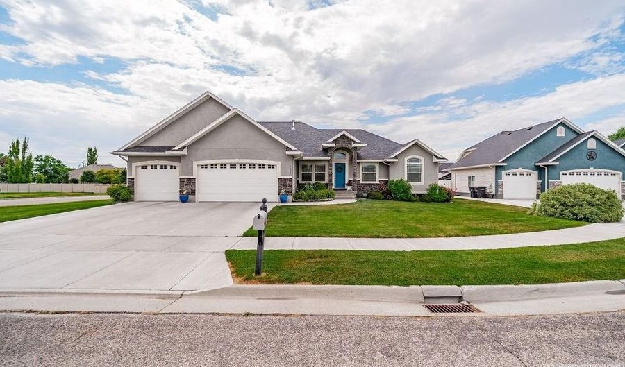 1678 Marsala Ct, Ammon, ID 83401 - 6 Beds, 3 Bath