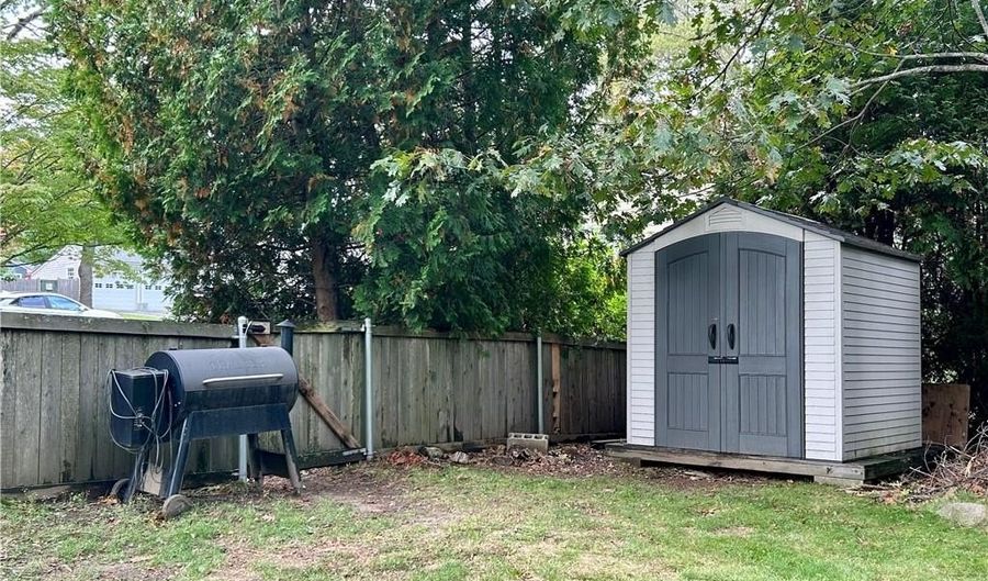 19 Terrace Dr, East Greenwich, RI 02818 - 3 Beds, 2 Bath