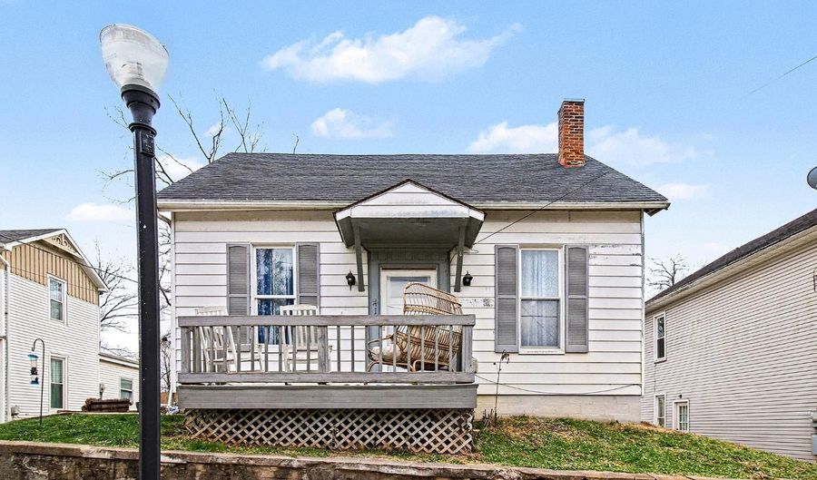 414 Manchester St, Aurora, IN 47001 - 3 Beds, 1 Bath