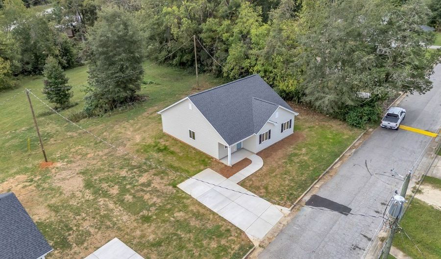 105 Hunter St, Abbeville, SC 29620 - 3 Beds, 2 Bath