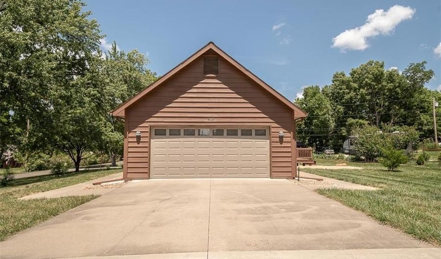 918 King St, Baldwin City, KS 66006 - 4 Beds, 2 Bath