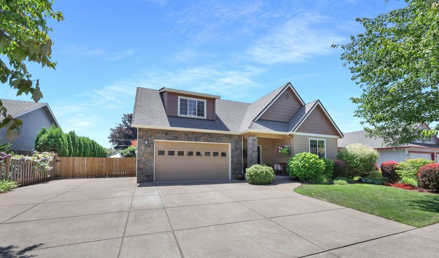 951 S St, Springfield, OR 97477 - 3 Beds, 3 Bath
