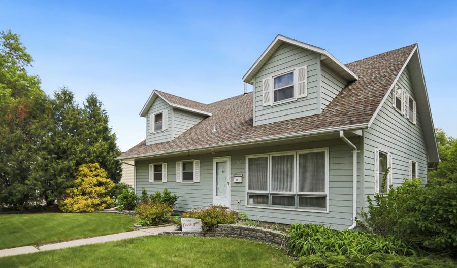 1423 S 7th St, Aberdeen, SD 57401 - 6 Beds, 3 Bath