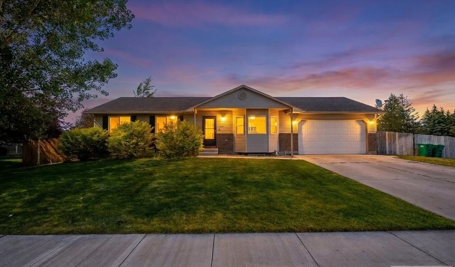4465 E Cochise Dr, Ammon, ID 83406 - 5 Beds, 3 Bath